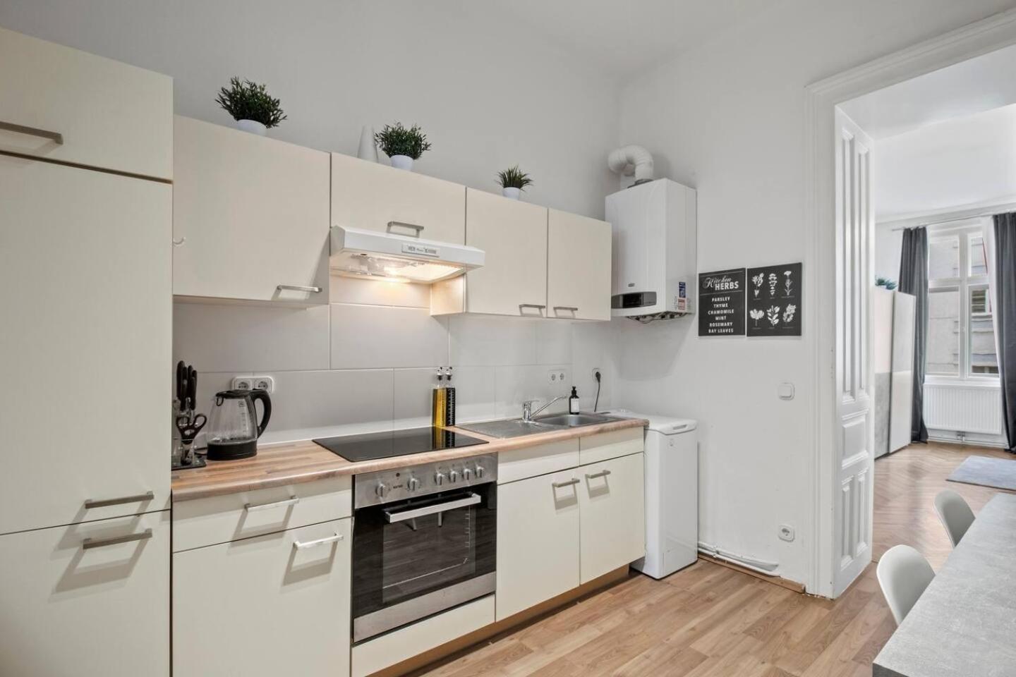 Apartment, Central, 2 Min To U1 Keplerplatz, Monthly Only Wien