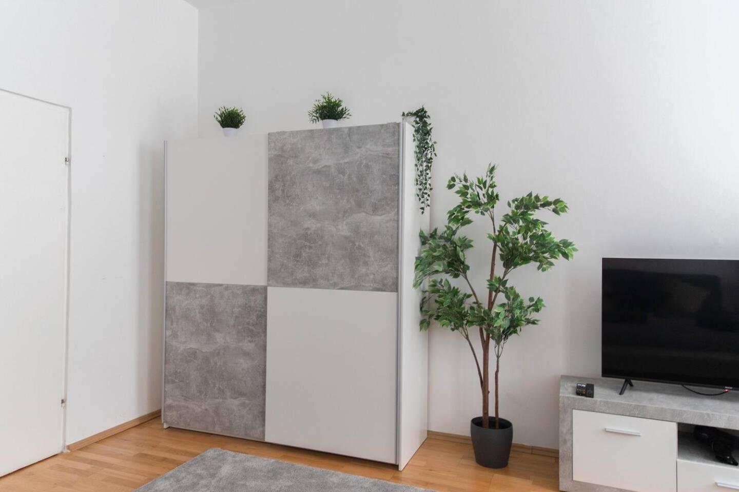 Apartment, Central, 2 Min To U1 Keplerplatz, Monthly Only *